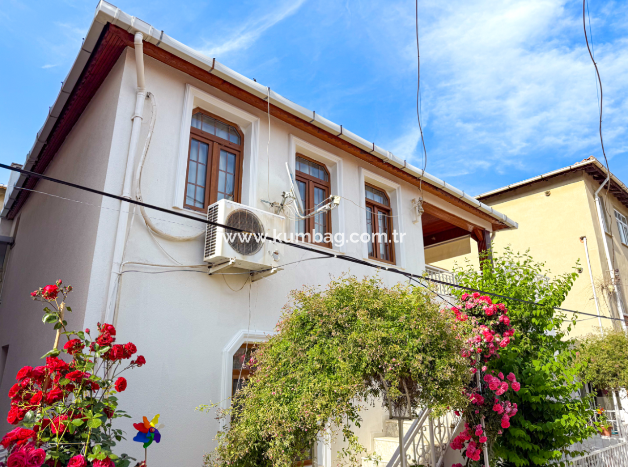 Kumbağ'da Pazar Sokağına Yakın 2 Katlı Satılık Bahçeli Villa