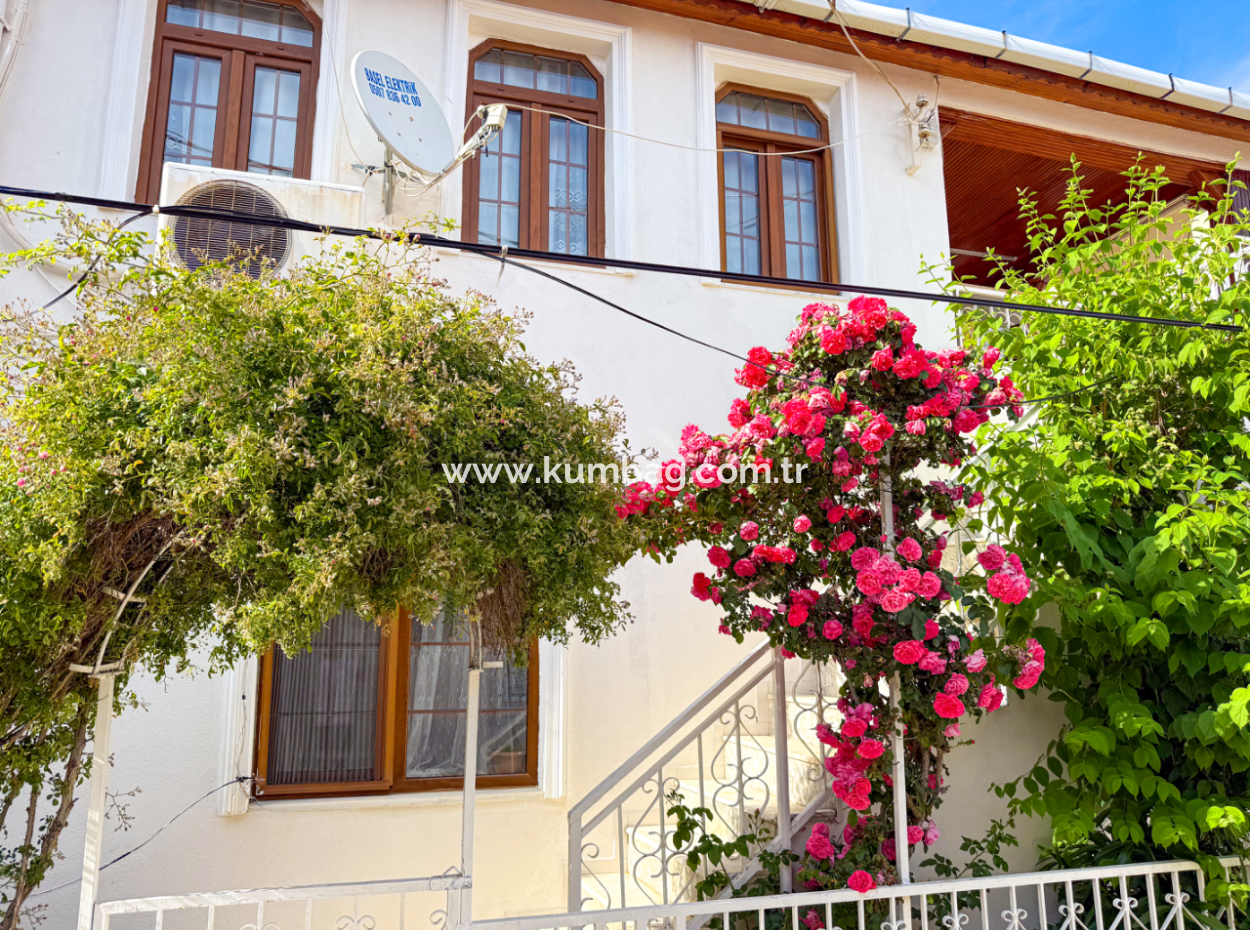 Kumbağ'da Pazar Sokağına Yakın 2 Katlı Satılık Bahçeli Villa