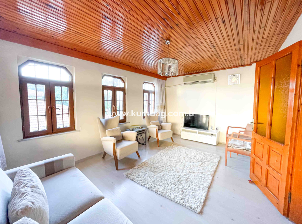 Kumbağ'da Pazar Sokağına Yakın 2 Katlı Satılık Bahçeli Villa