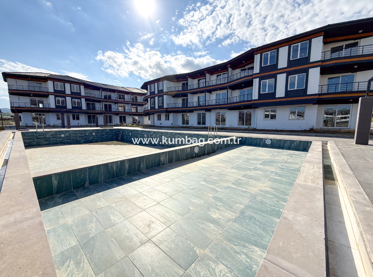 Kumbağ Havuzlu Sitede Denize Yakın Kiralık Lüks 2+1 Daireler