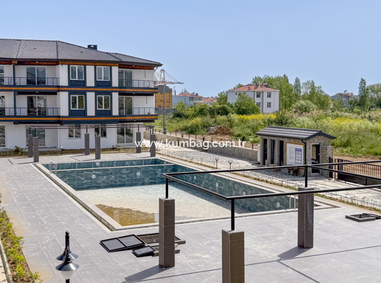 Kumbağ Havuzlu Sitede Denize Yakın Kiralık Lüks 2+1 Daireler