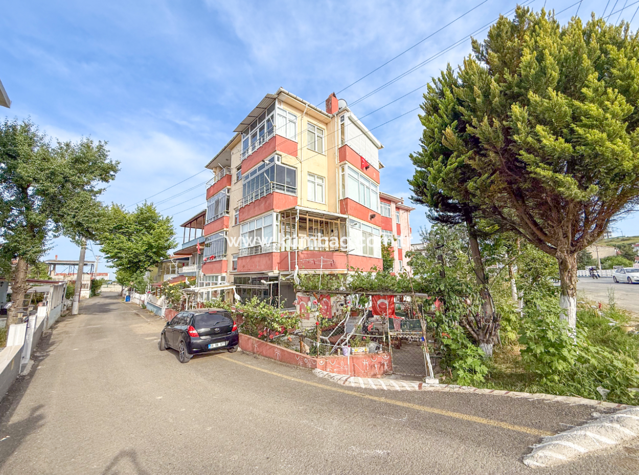 Kumbağ Cadde Üzerinde Satılık 2+1 Bahçe Kat Daire