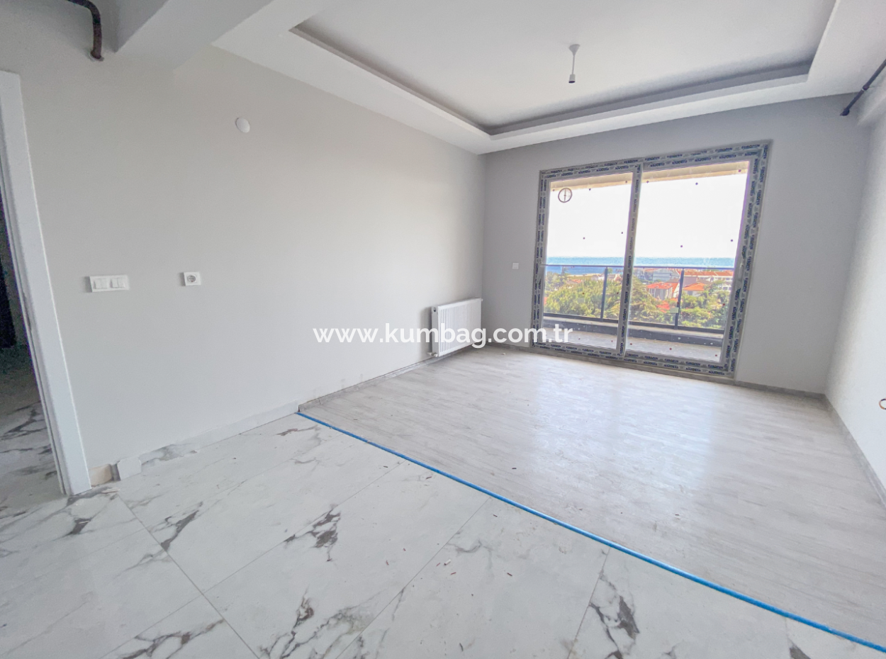 Kumbağ'da Deniz Manzaralı Geniş Balkonlu Kiralık Sıfır 2+1 Daire