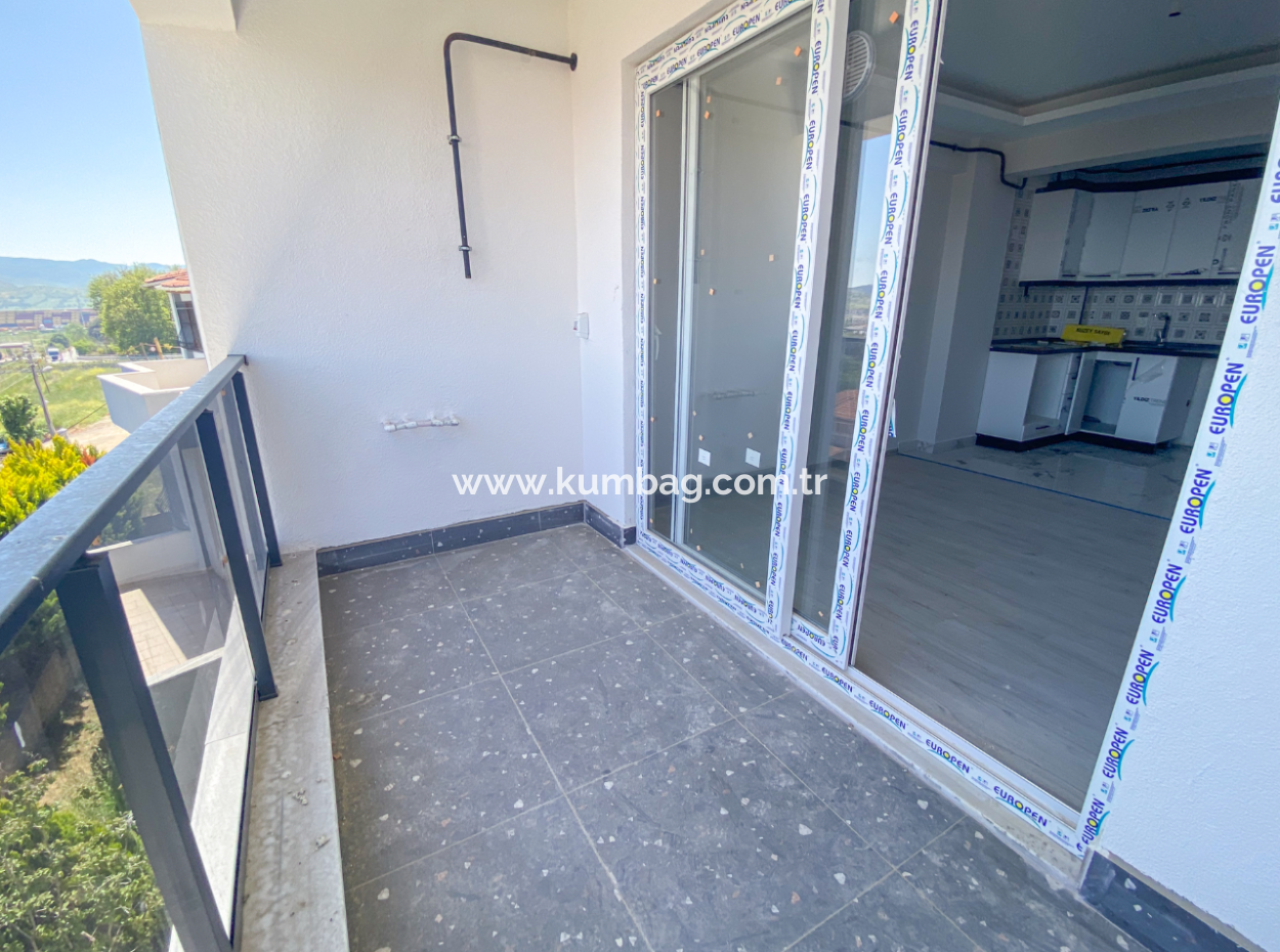 Kumbağ'da Deniz Manzaralı Geniş Balkonlu Kiralık Sıfır 2+1 Daire