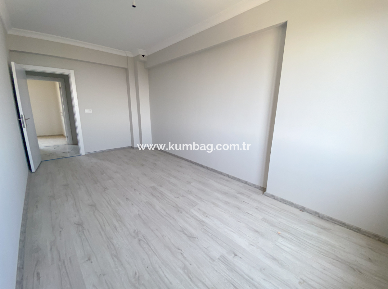 Kumbağ'da Deniz Manzaralı Geniş Balkonlu Kiralık Sıfır 2+1 Daire