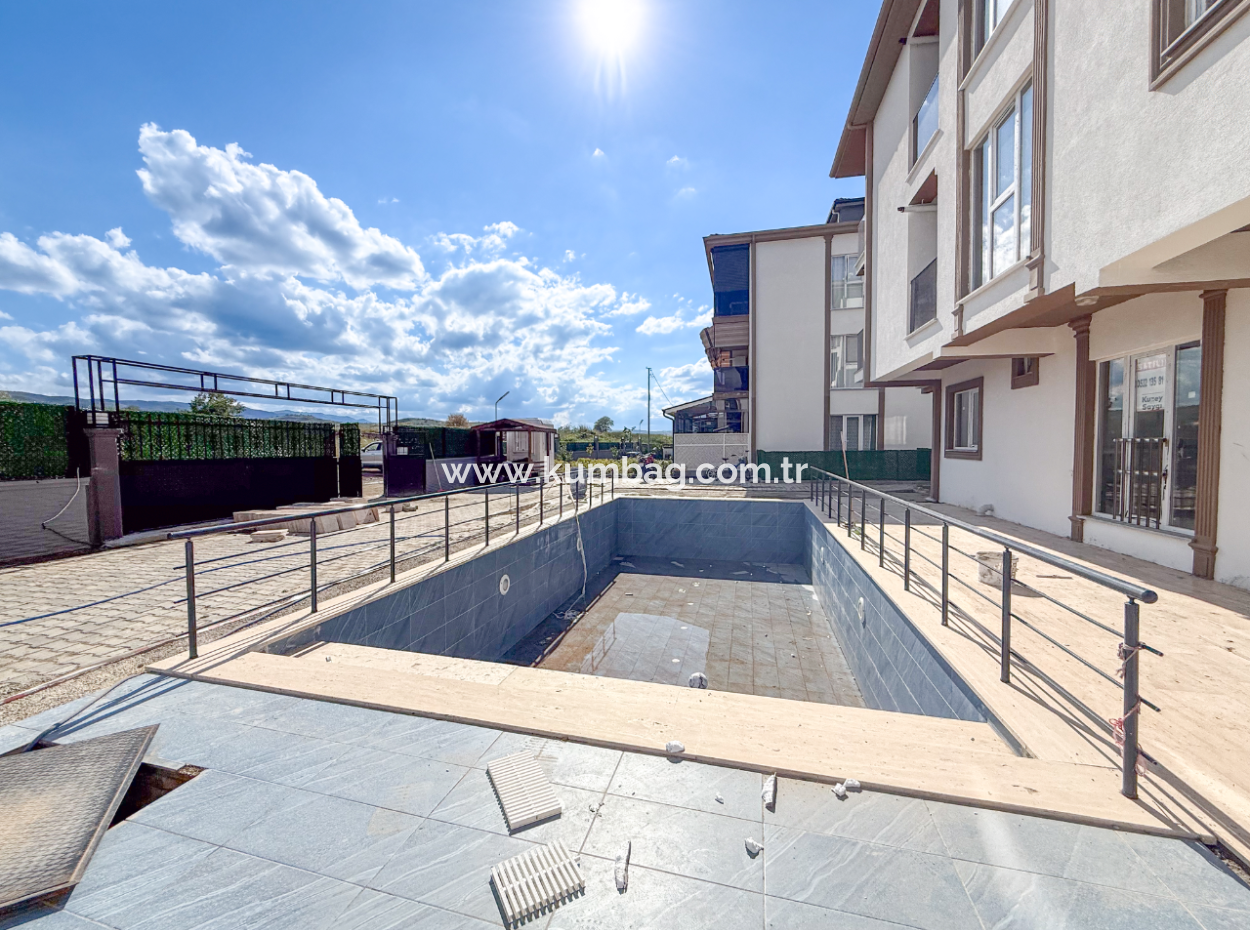 Kumbağ Havuzlu Sitede Denize Yakın Kiralık 2+1 Sıfır Daireler