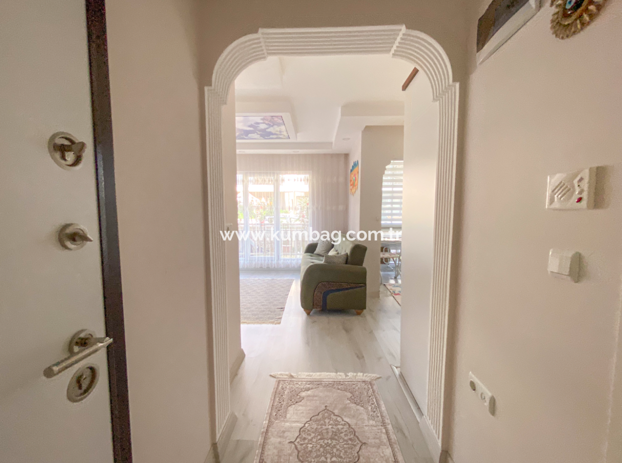 Kumbağ'da Caddenin Deniz Tarafında İskanlı Bahçeli Satılık 1+1