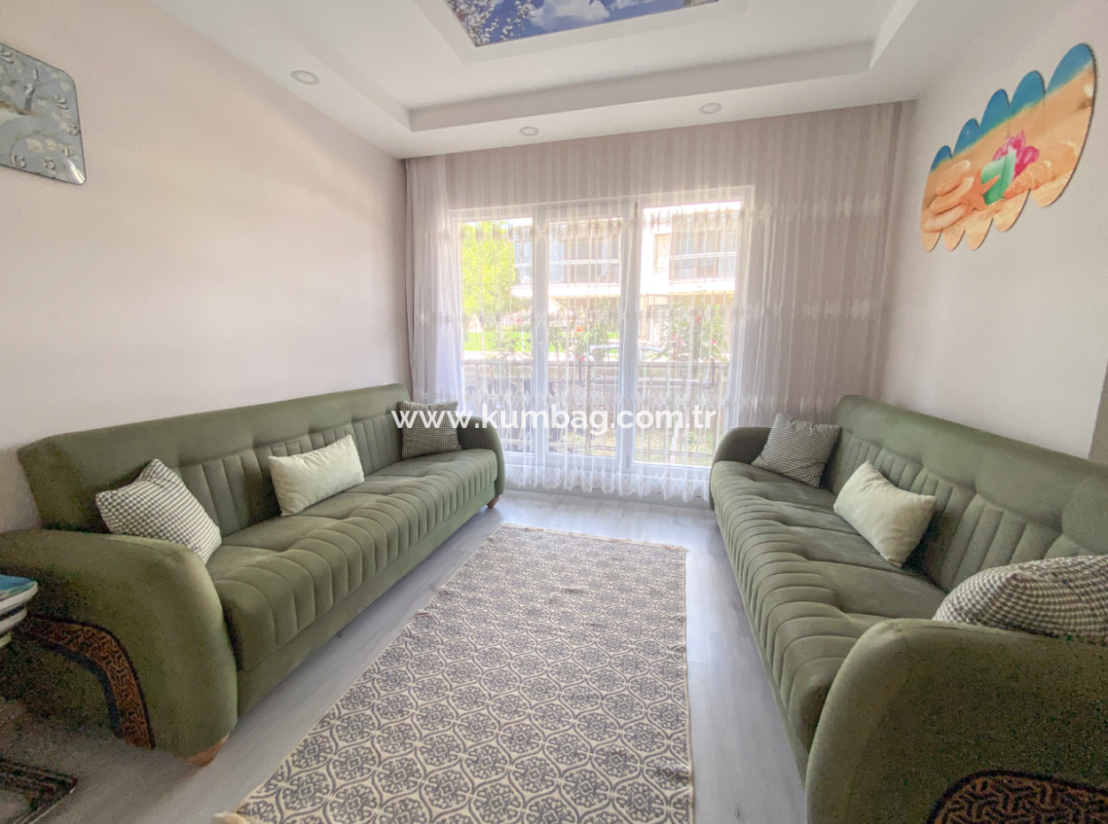 Kumbağ'da Caddenin Deniz Tarafında İskanlı Bahçeli Satılık 1+1