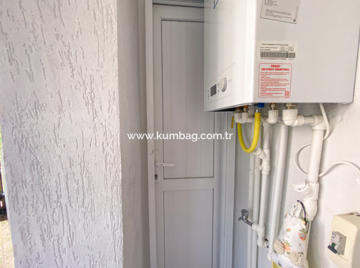 Kumbağ'da Caddenin Deniz Tarafında İskanlı Bahçeli Satılık 1+1