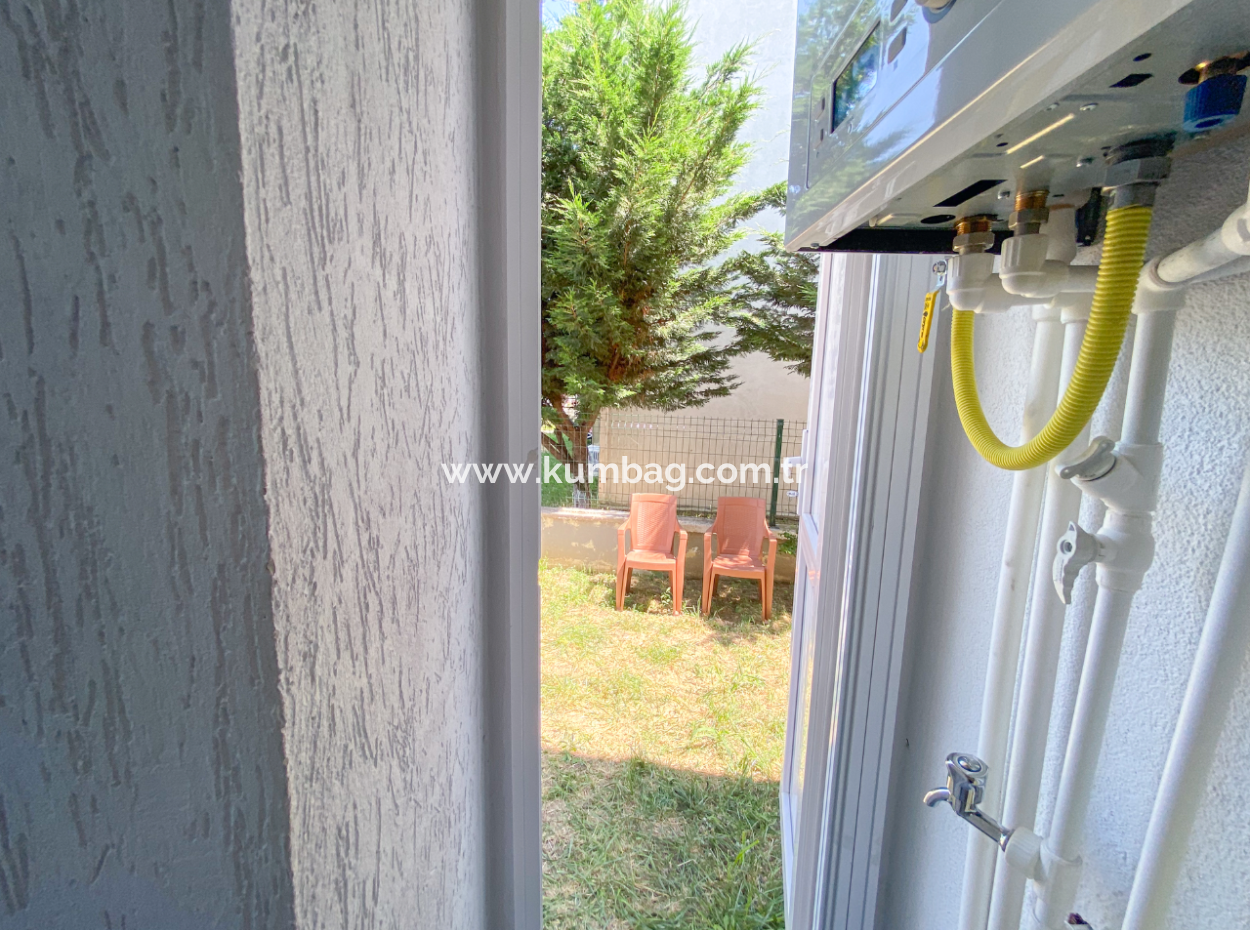 Kumbağ'da Caddenin Deniz Tarafında İskanlı Bahçeli Satılık 1+1