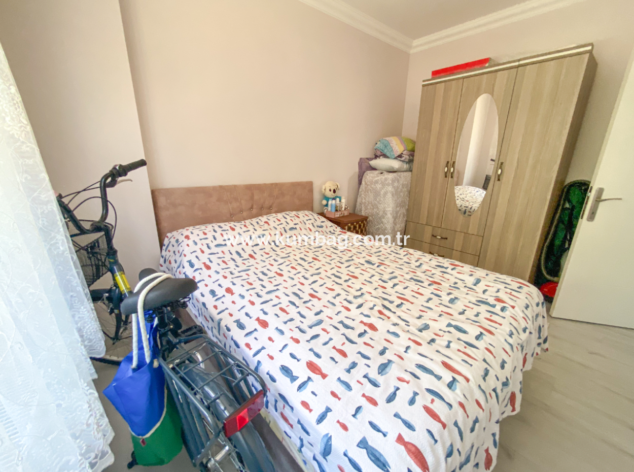 Kumbağ'da Caddenin Deniz Tarafında İskanlı Bahçeli Satılık 1+1