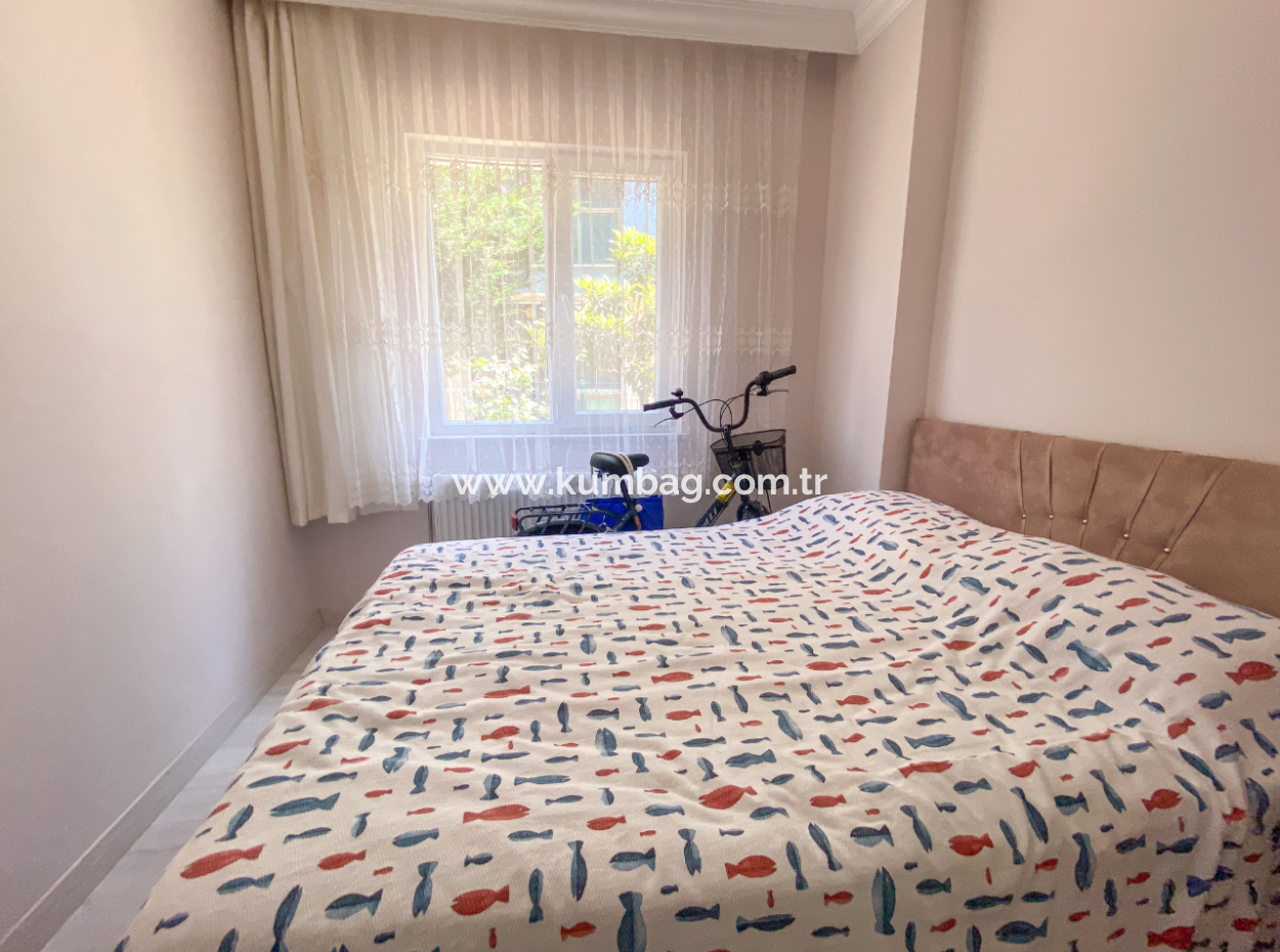 Kumbağ'da Caddenin Deniz Tarafında İskanlı Bahçeli Satılık 1+1