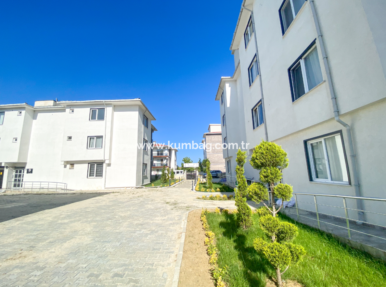 Yeni Binada Site İçinde Geniş Bahçeli Satılık Köşe 1+1 Daire