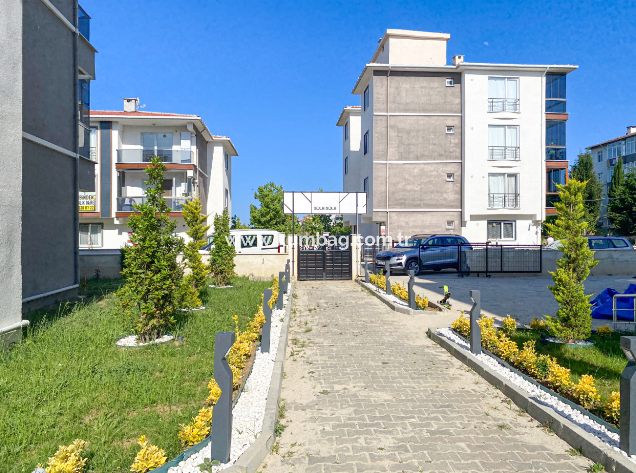 Yeni Binada Site İçinde Geniş Bahçeli Satılık Köşe 1+1 Daire