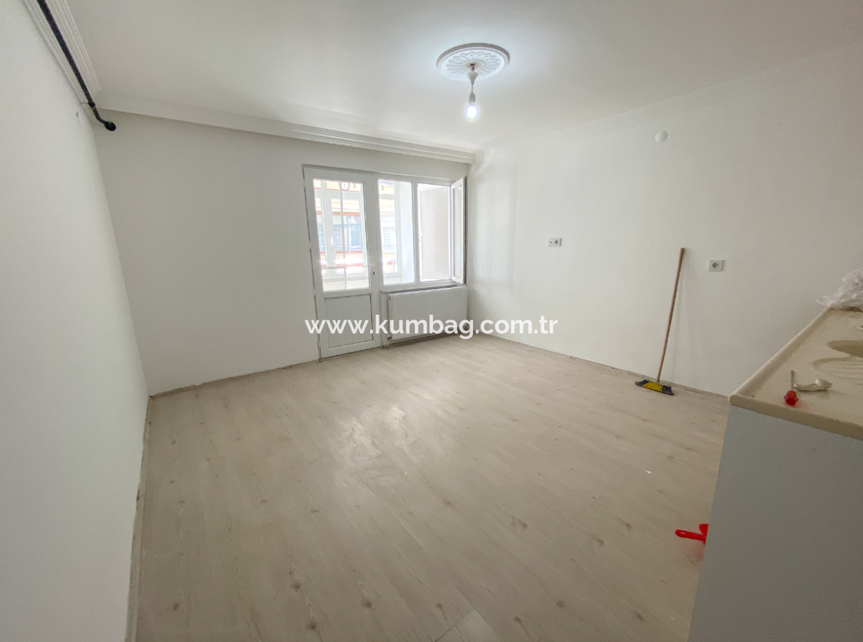 Kumbağ Merkezi Konumda Geniş Balkonlu Kiralık 1+1 Daire