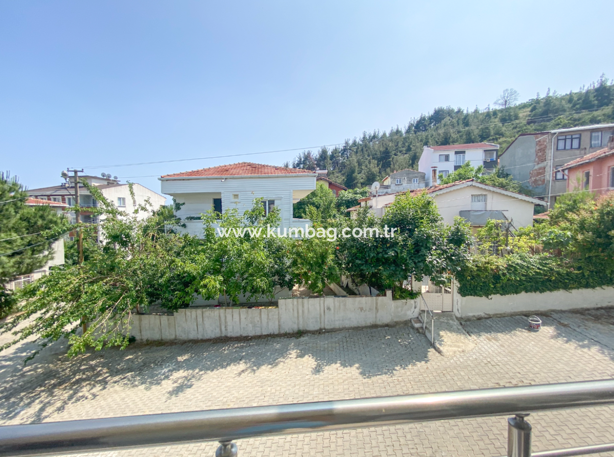 Kumbağ Pazar Sokağına Yakın Geniş Kiralık 1+1 Daire