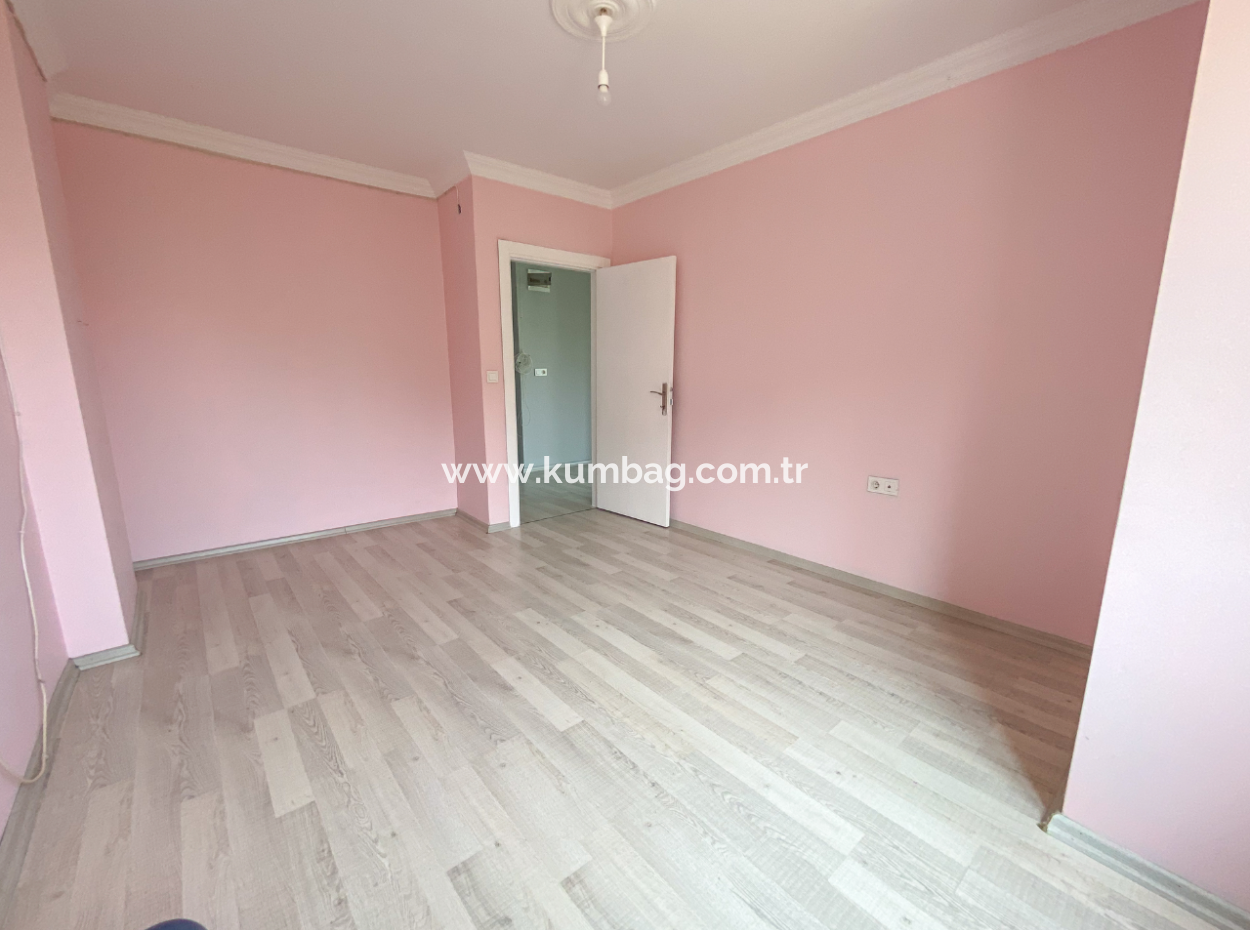 Kumbağ Pazar Sokağına Yakın Geniş Satılık 1+1 Daire