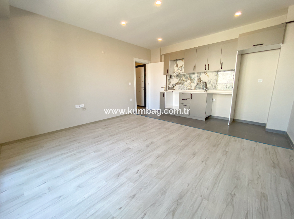 Kumbağ'da Cadde Üstü Denize Yakın Lüks Sıfır Kiralık 1+1 Daire