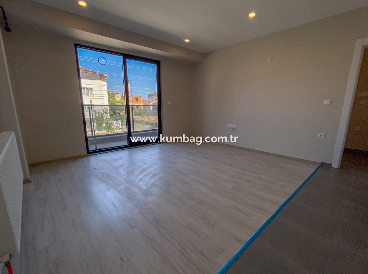 Kumbağ'da Cadde Üstü Denize Yakın Lüks Sıfır Kiralık 1+1 Daire