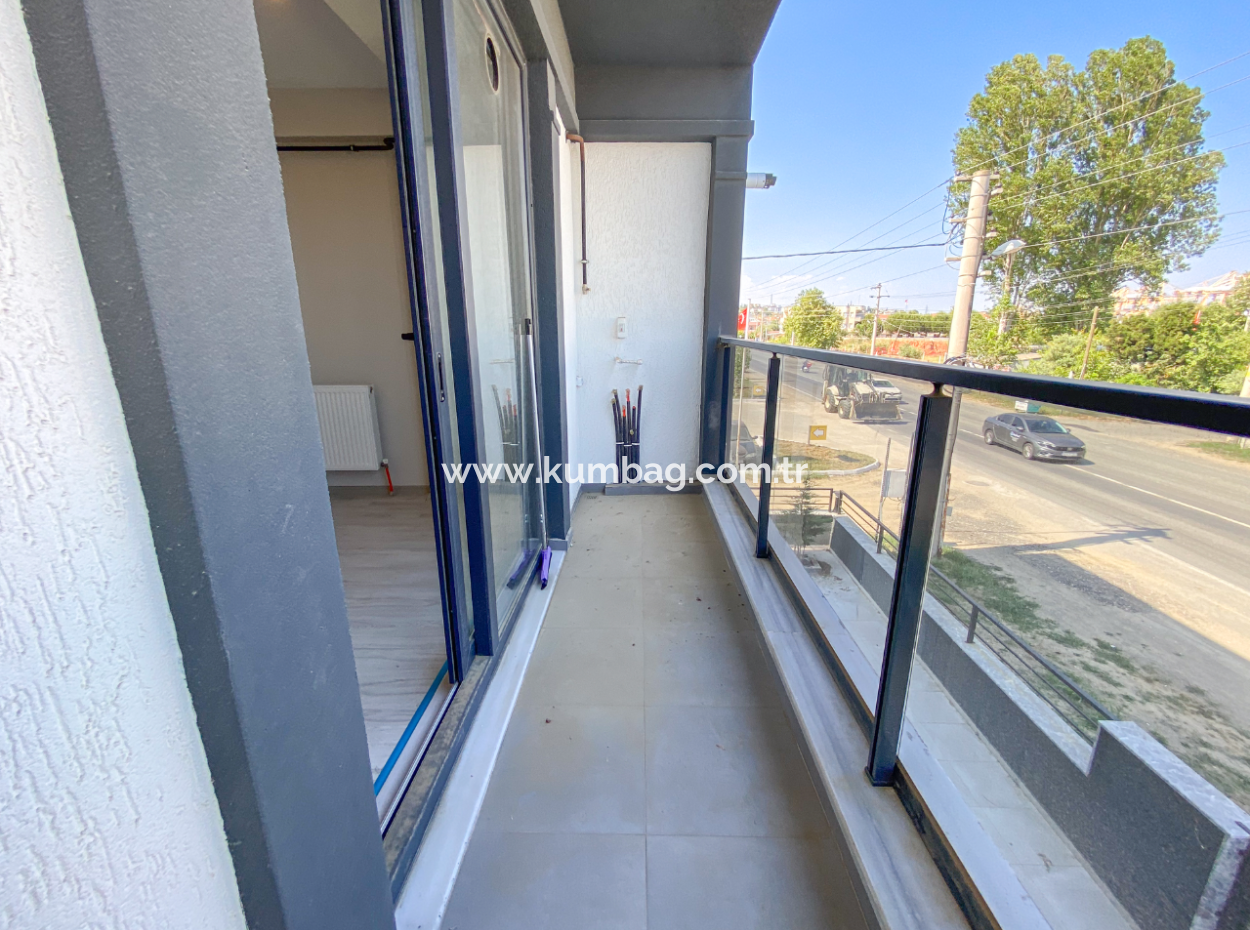 Kumbağ'da Cadde Üstü Denize Yakın Lüks Sıfır Kiralık 1+1 Daire