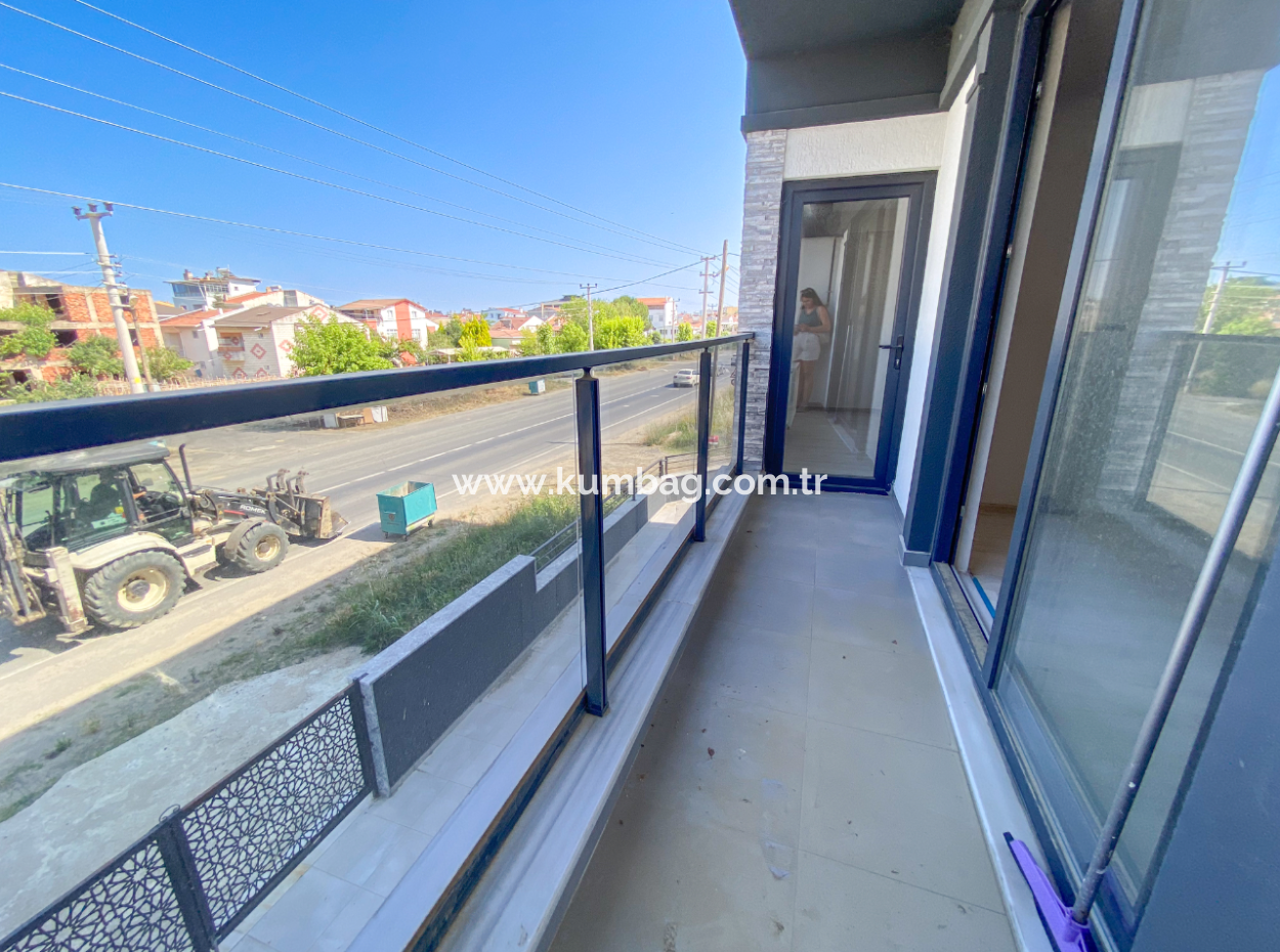 Kumbağ'da Cadde Üstü Denize Yakın Lüks Sıfır Kiralık 1+1 Daire