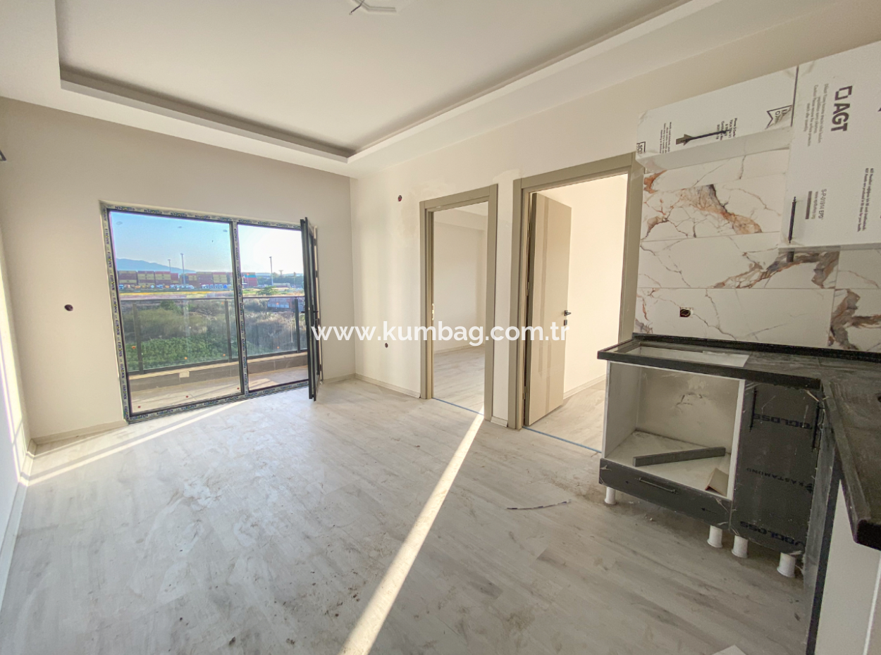 Kumbağ'da Cadde Üzerinde Havuzlu Sıfır 2+1 Satılık Daireler