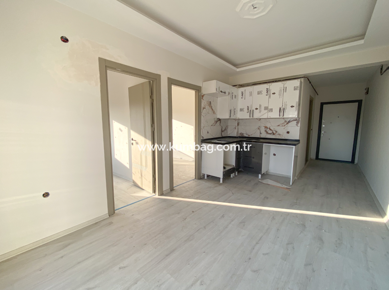 Kumbağ'da Cadde Üzerinde Havuzlu Sıfır 2+1 Satılık Daireler