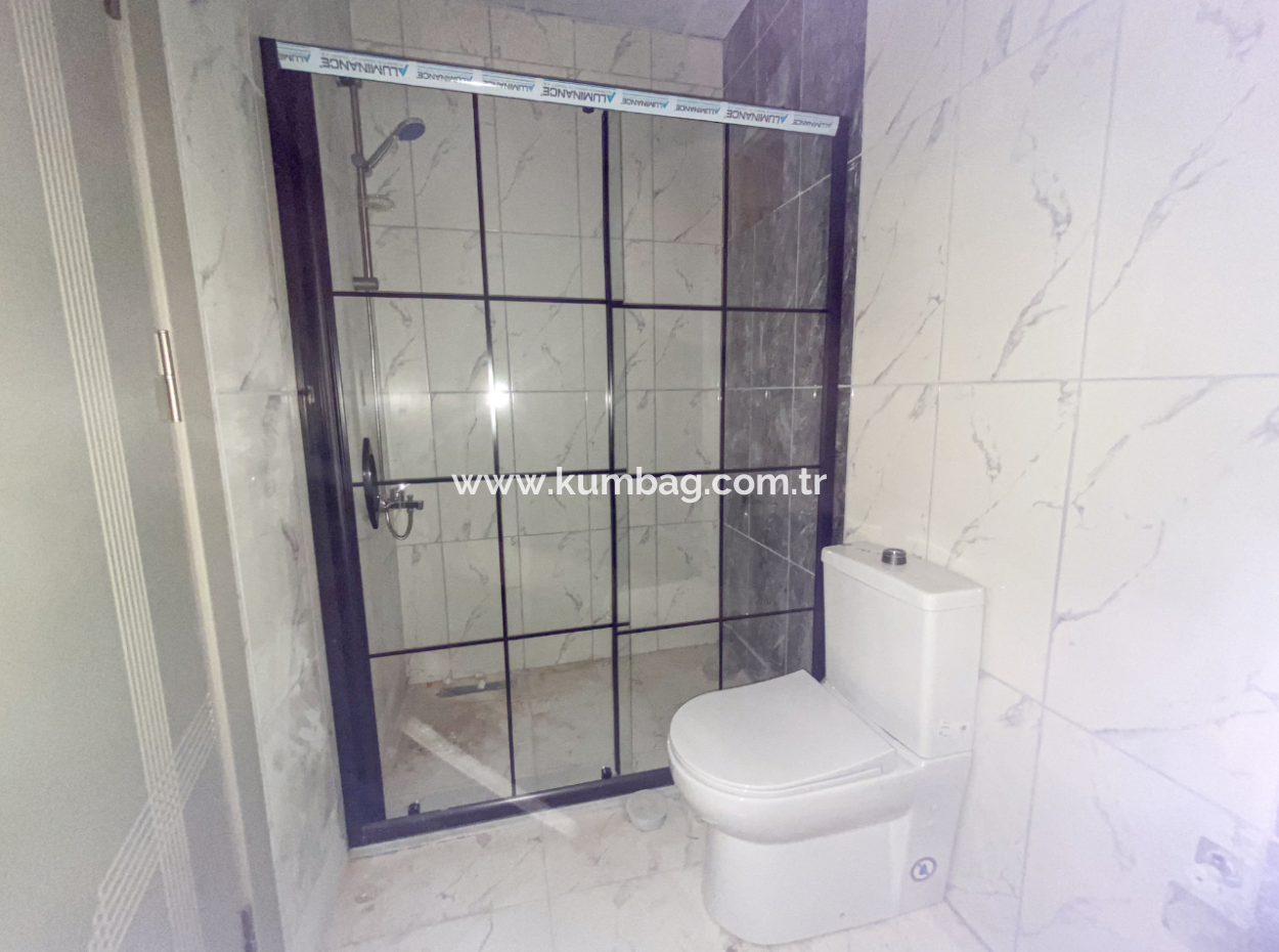 Kumbağ'da Cadde Üzerinde Havuzlu Sıfır 2+1 Satılık Daireler