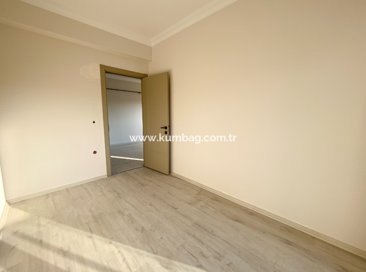 Kumbağ'da Cadde Üzerinde Havuzlu Sıfır 2+1 Satılık Daireler