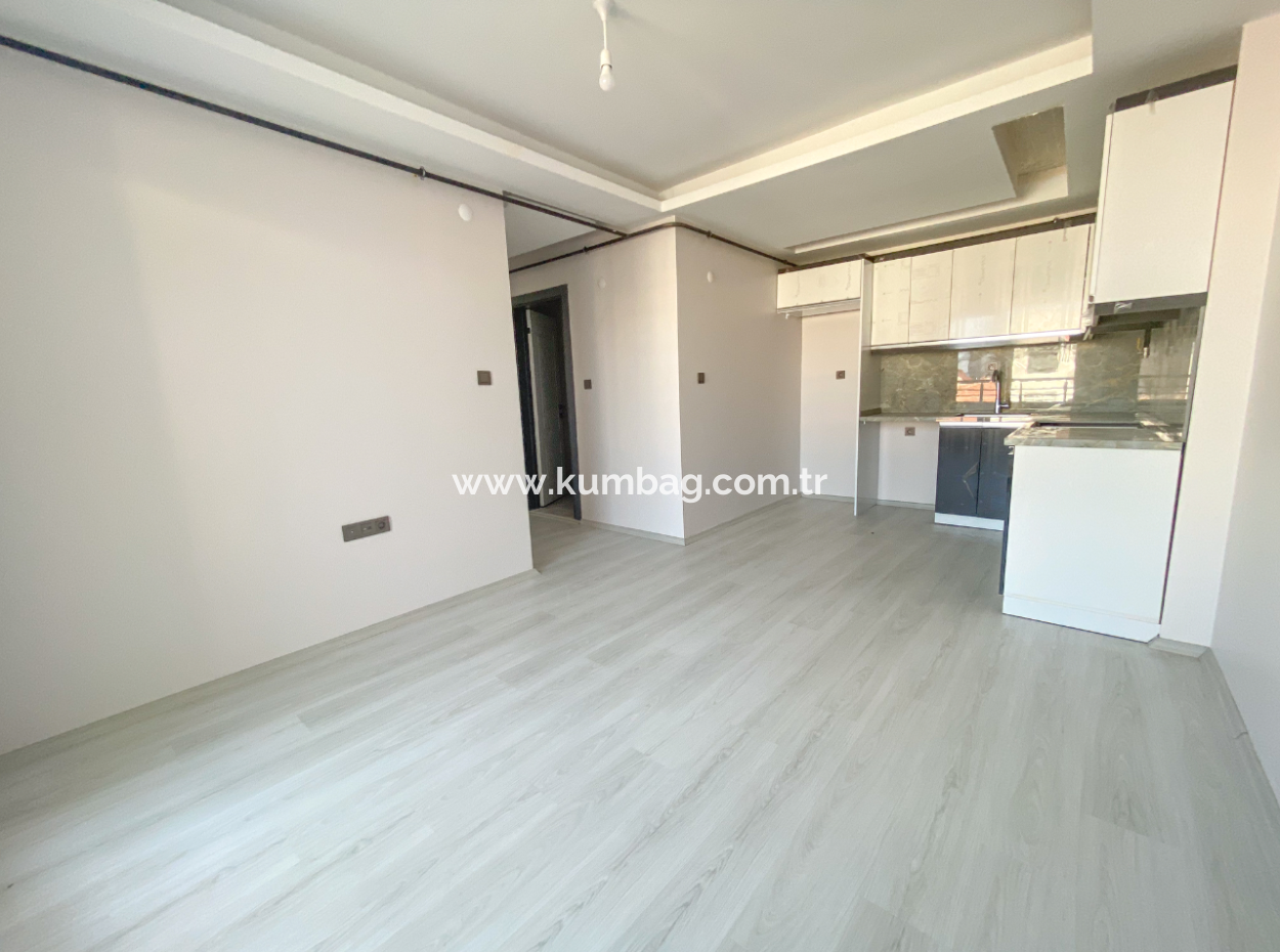 Kumbağ'da Merkezi Konumda Geniş Lüks Satılık 2+1 Daireler