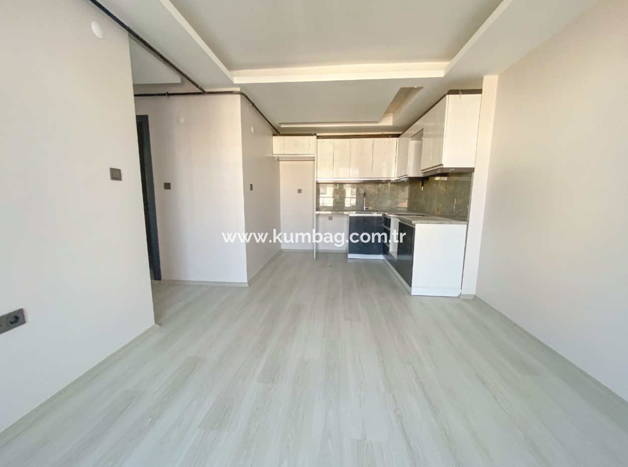 Kumbağ'da Merkezi Konumda Geniş Lüks Satılık 2+1 Daireler