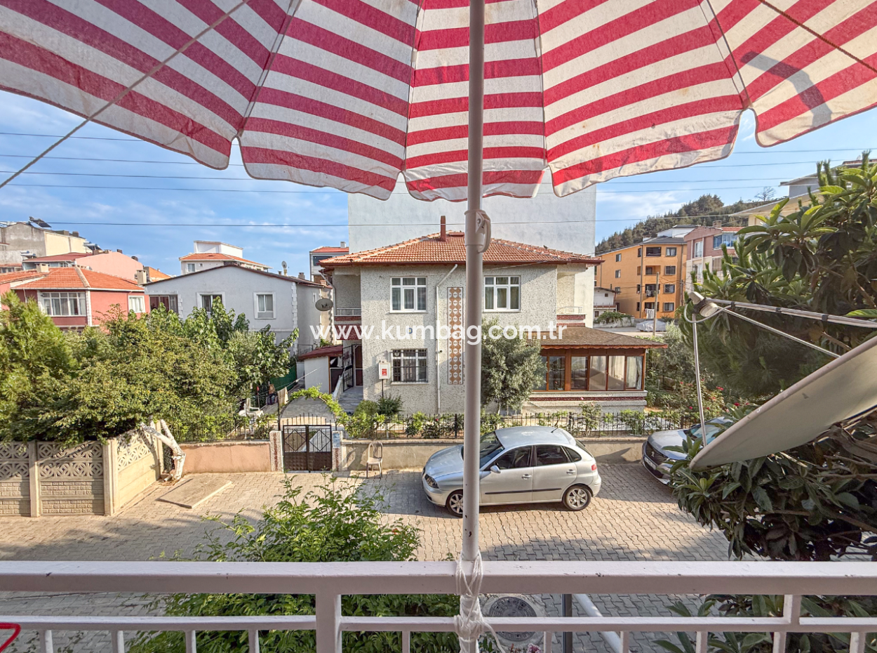 Kumbağ'da Pazar Sokağında Eşyalı Satılık 2+1 Daire