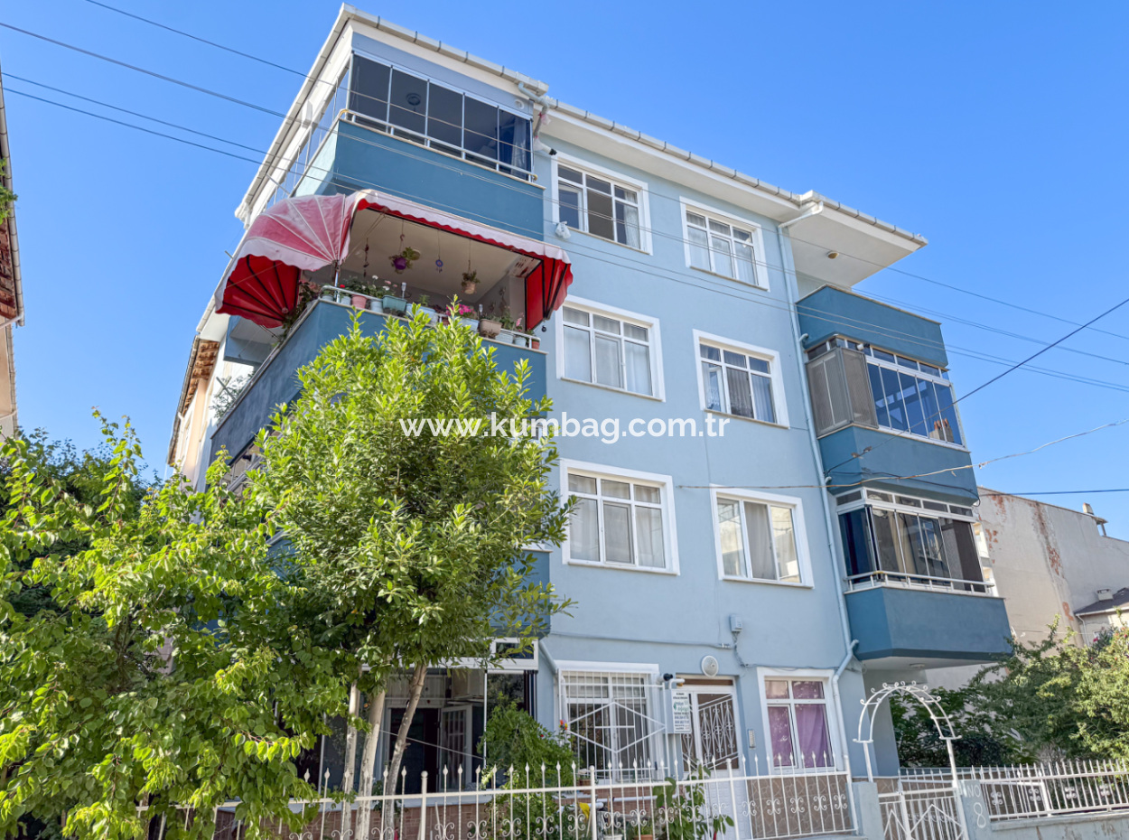 Kumbağ Pazar Sokağında Geniş Balkonlu Eşyalı Satılık 2+1 Daire