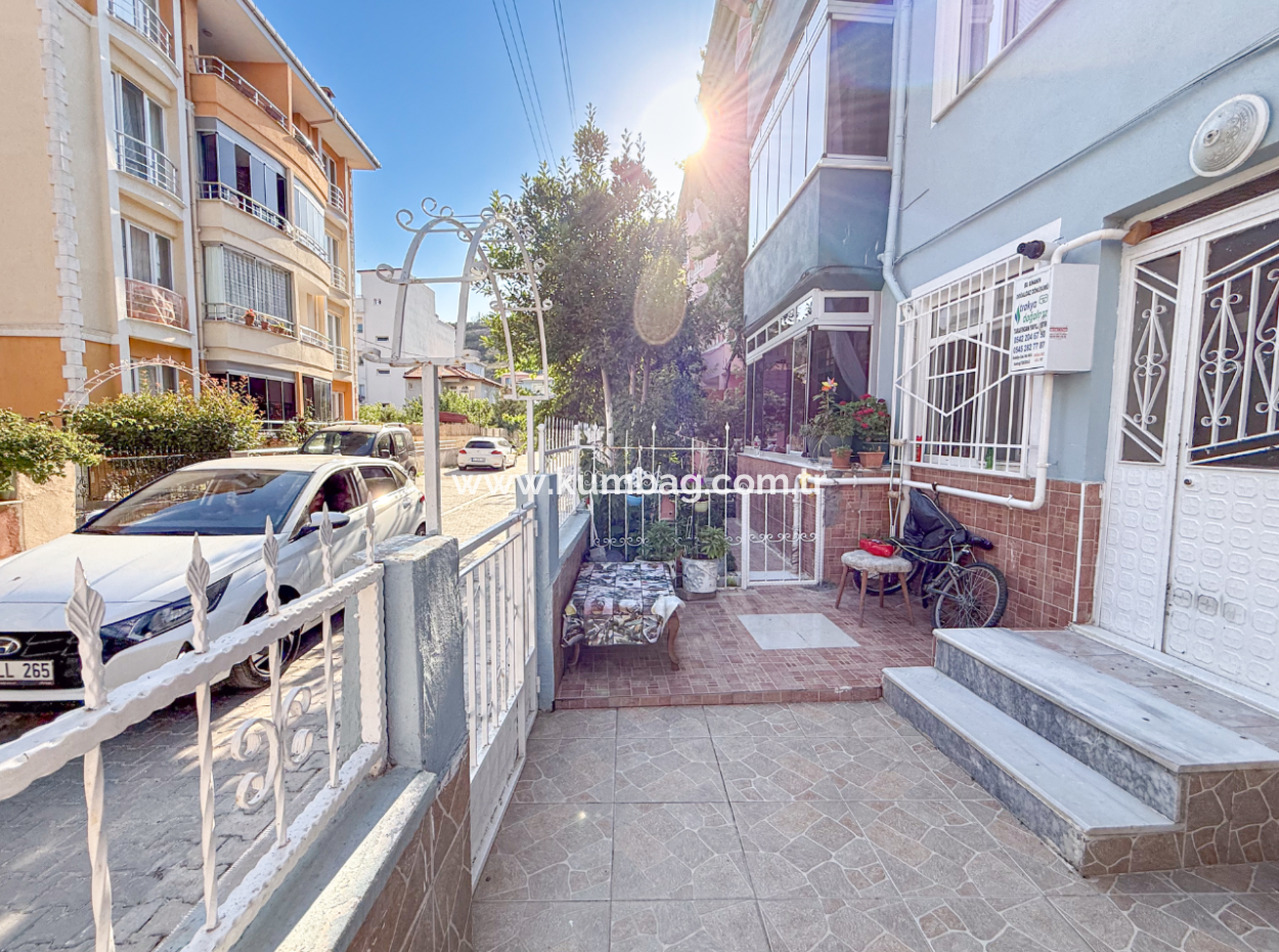 Kumbağ Pazar Sokağında Geniş Balkonlu Eşyalı Satılık 2+1 Daire