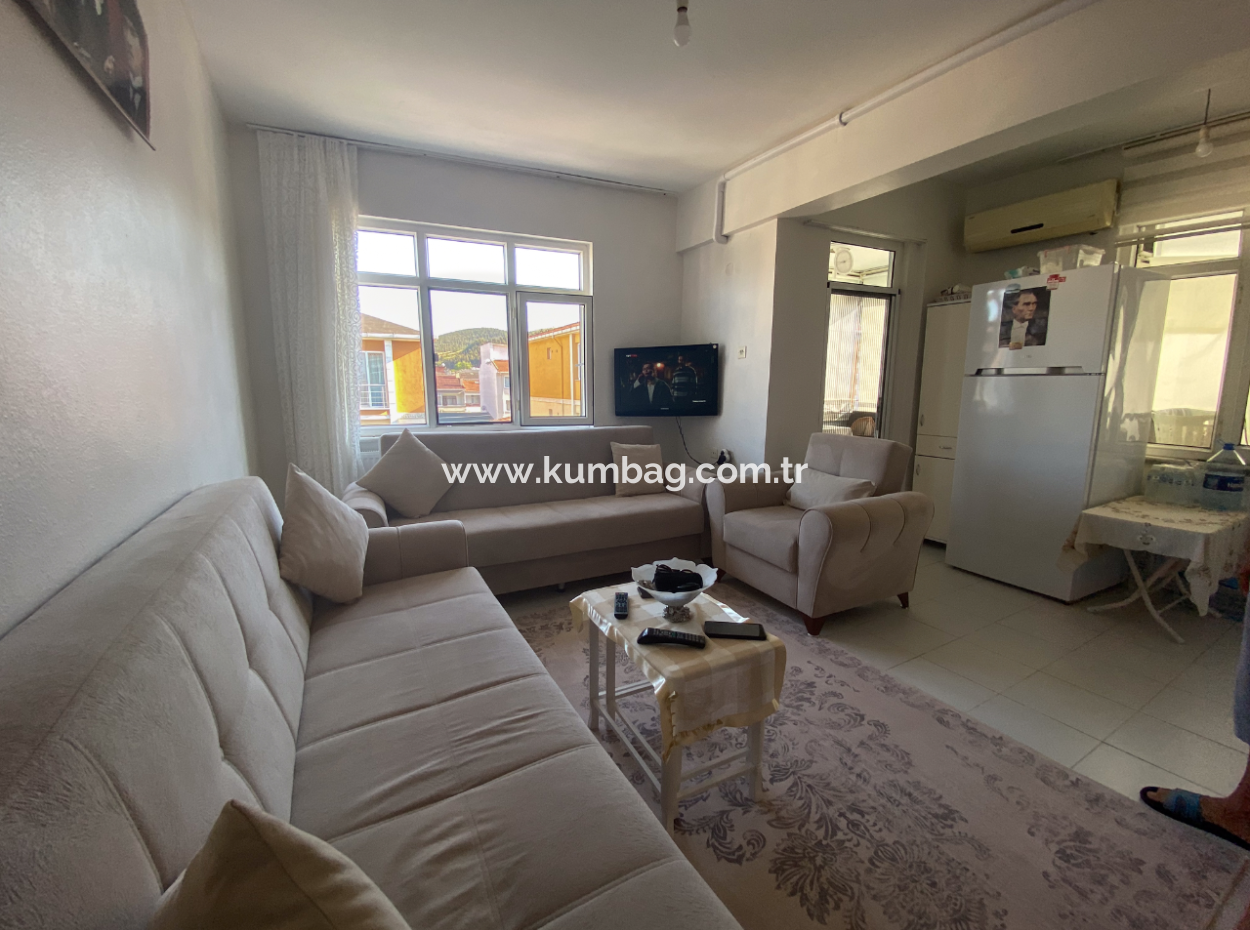 Kumbağ Pazar Sokağında Geniş Balkonlu Eşyalı Satılık 2+1 Daire