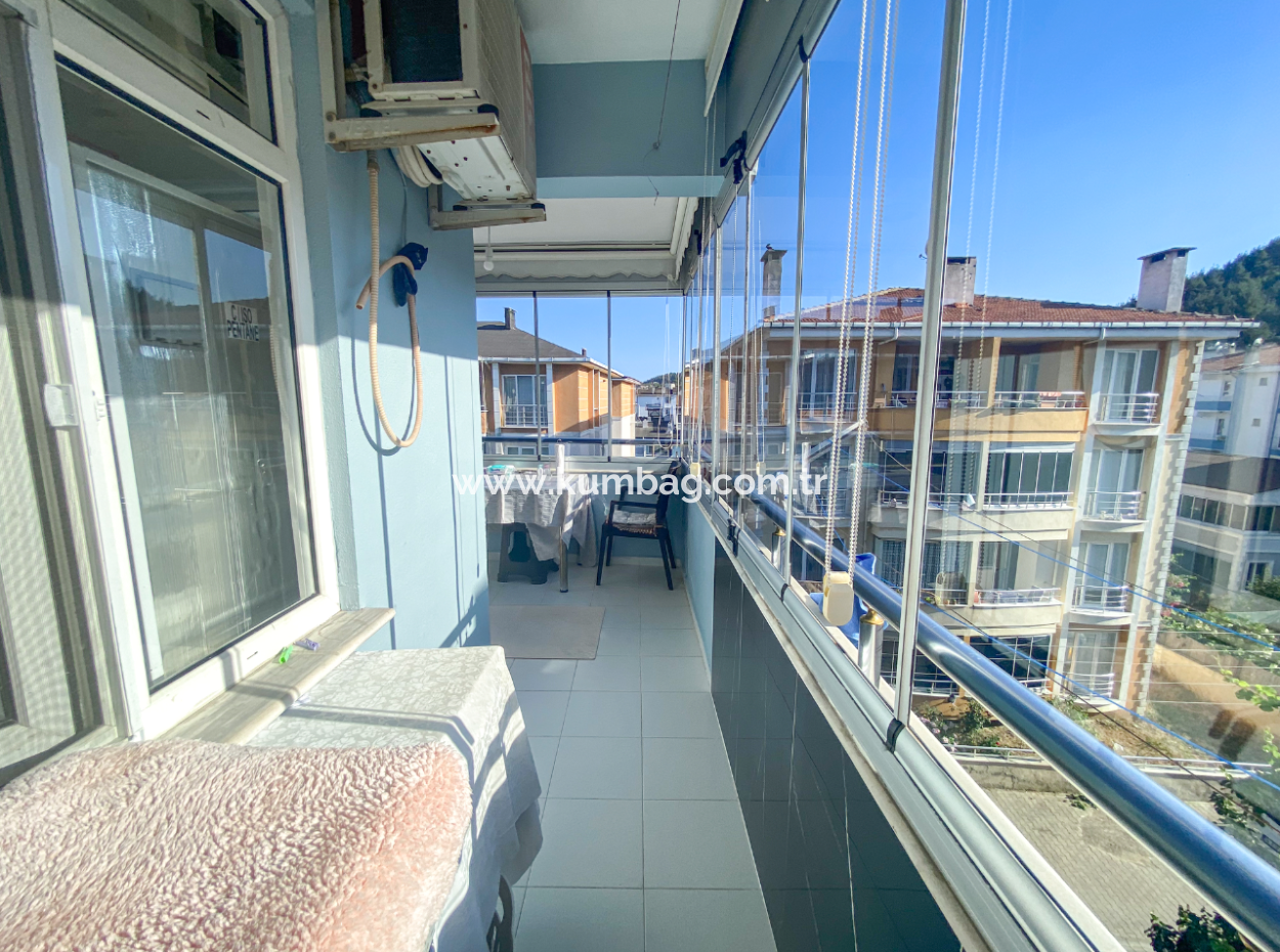Kumbağ Pazar Sokağında Geniş Balkonlu Eşyalı Satılık 2+1 Daire