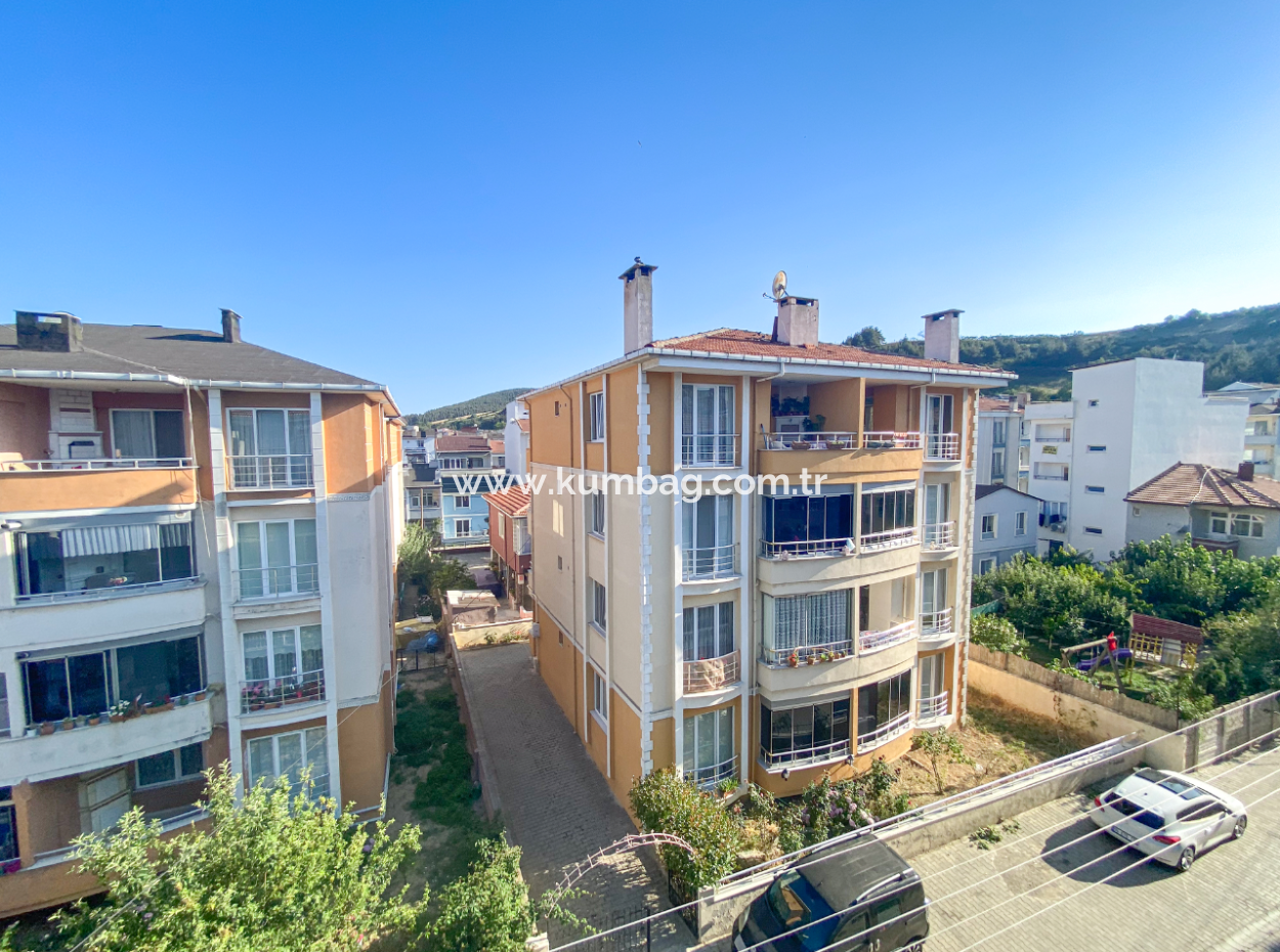 Kumbağ Pazar Sokağında Geniş Balkonlu Eşyalı Satılık 2+1 Daire