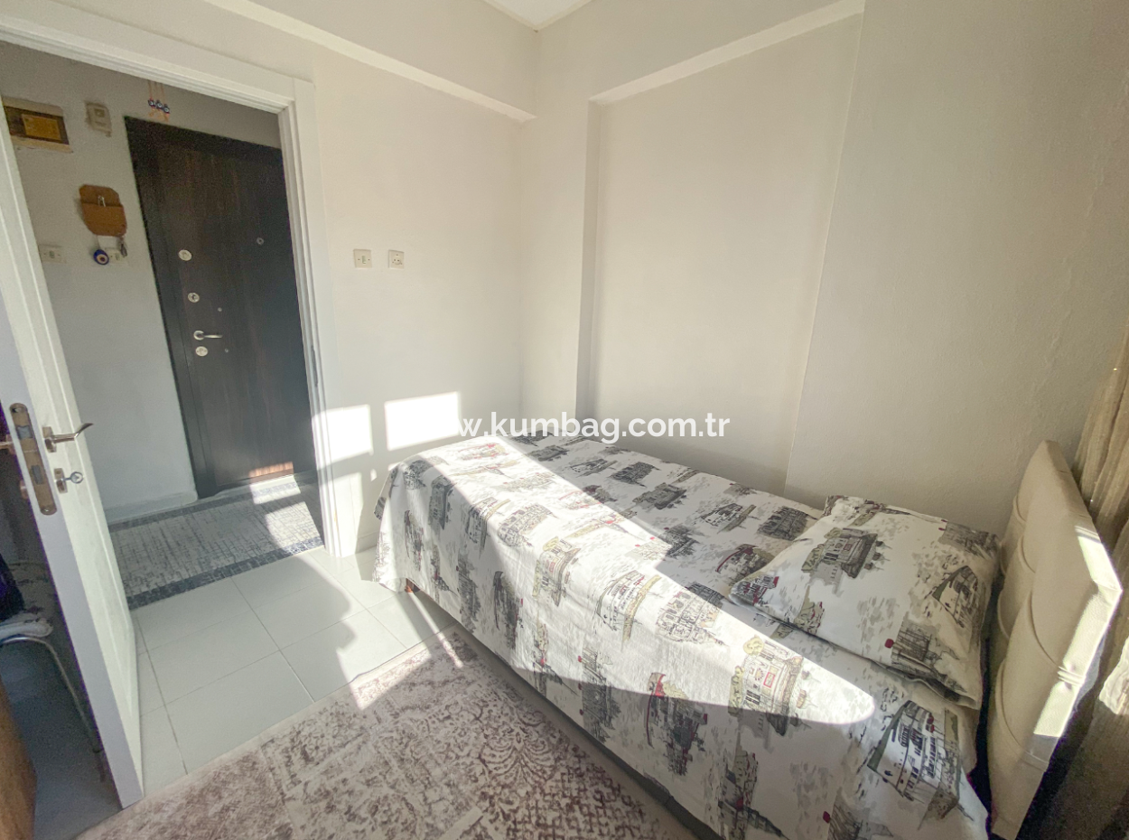 Kumbağ Pazar Sokağında Geniş Balkonlu Eşyalı Satılık 2+1 Daire