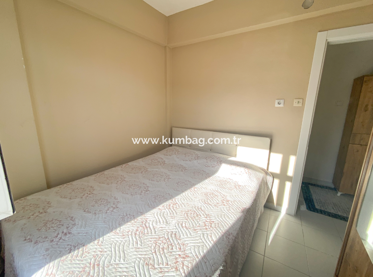 Kumbağ Pazar Sokağında Geniş Balkonlu Eşyalı Satılık 2+1 Daire