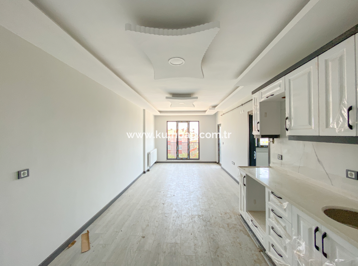 Kumbağ'da Cadde Üzerinde Geniş Oturuma Hazır Satılık Sıfır 2+1