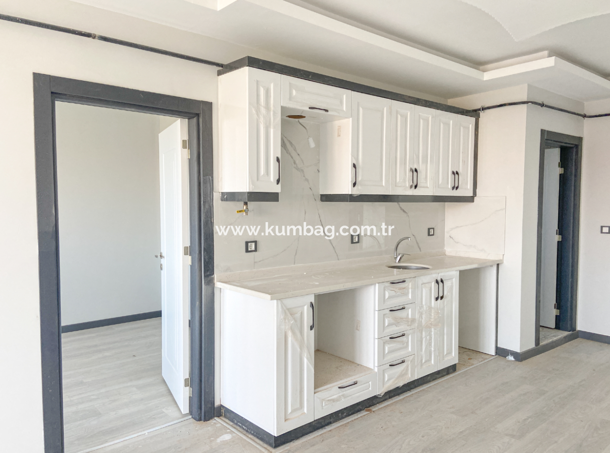 Kumbağ'da Cadde Üzerinde Geniş Oturuma Hazır Satılık Sıfır 2+1