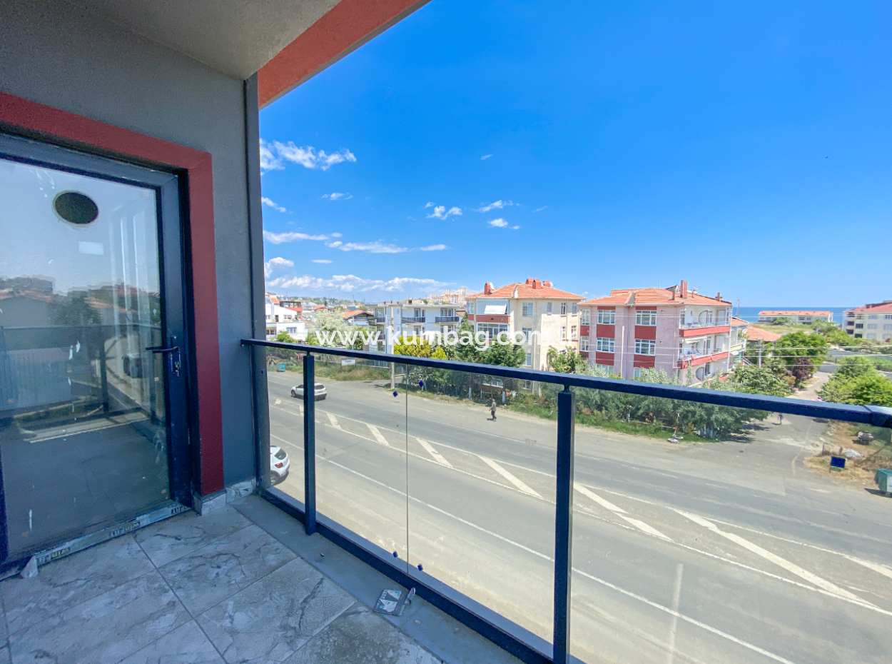 Kumbağ'da Cadde Üzerinde Geniş Oturuma Hazır Satılık Sıfır 2+1