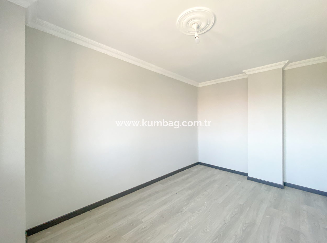 Kumbağ'da Cadde Üzerinde Geniş Oturuma Hazır Satılık Sıfır 2+1