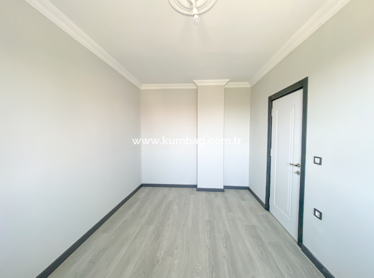 Kumbağ'da Cadde Üzerinde Geniş Oturuma Hazır Satılık Sıfır 2+1