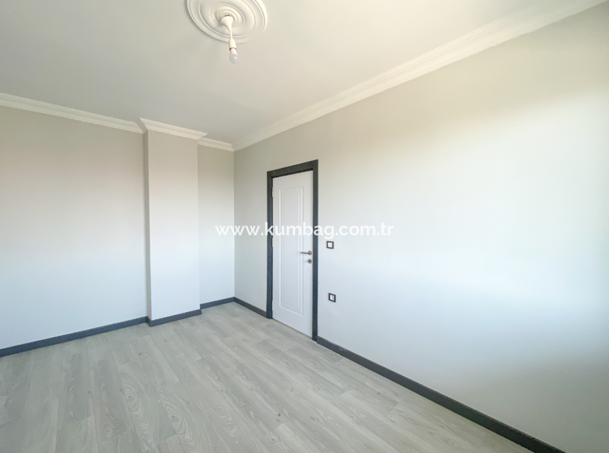 Kumbağ'da Cadde Üzerinde Geniş Oturuma Hazır Satılık Sıfır 2+1