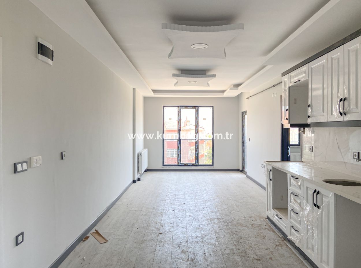 Kumbağ'da Cadde Üzerinde Geniş Oturuma Hazır Satılık Sıfır 2+1