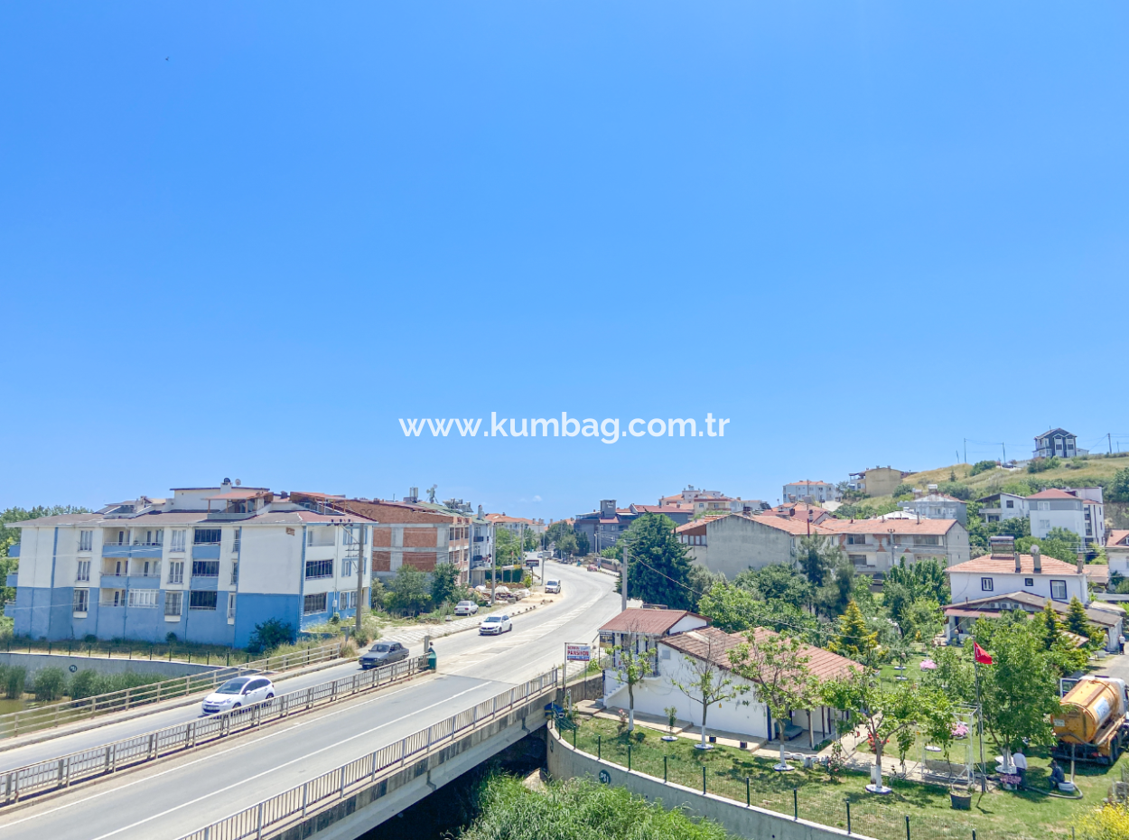 Kumbağ'da Cadde Üzerinde Geniş Oturuma Hazır Satılık Sıfır 2+1