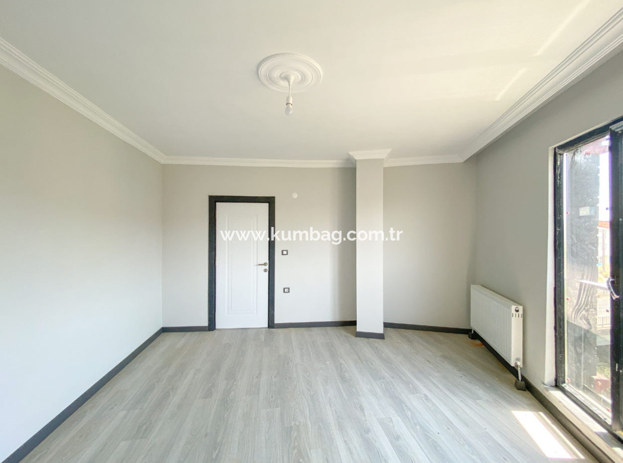 Kumbağ'da Cadde Üzerinde Geniş Oturuma Hazır Satılık Sıfır 2+1