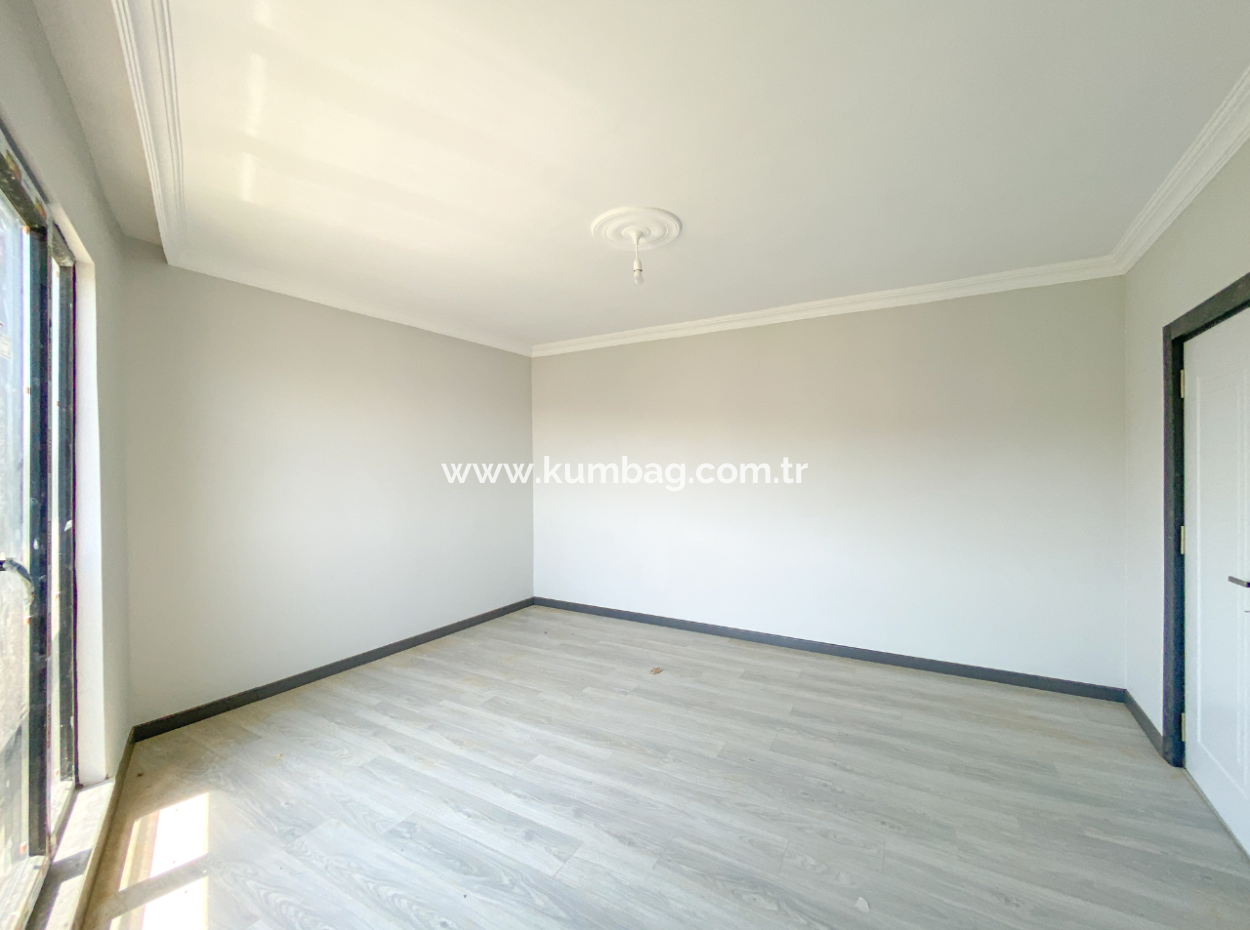 Kumbağ'da Cadde Üzerinde Geniş Oturuma Hazır Satılık Sıfır 2+1