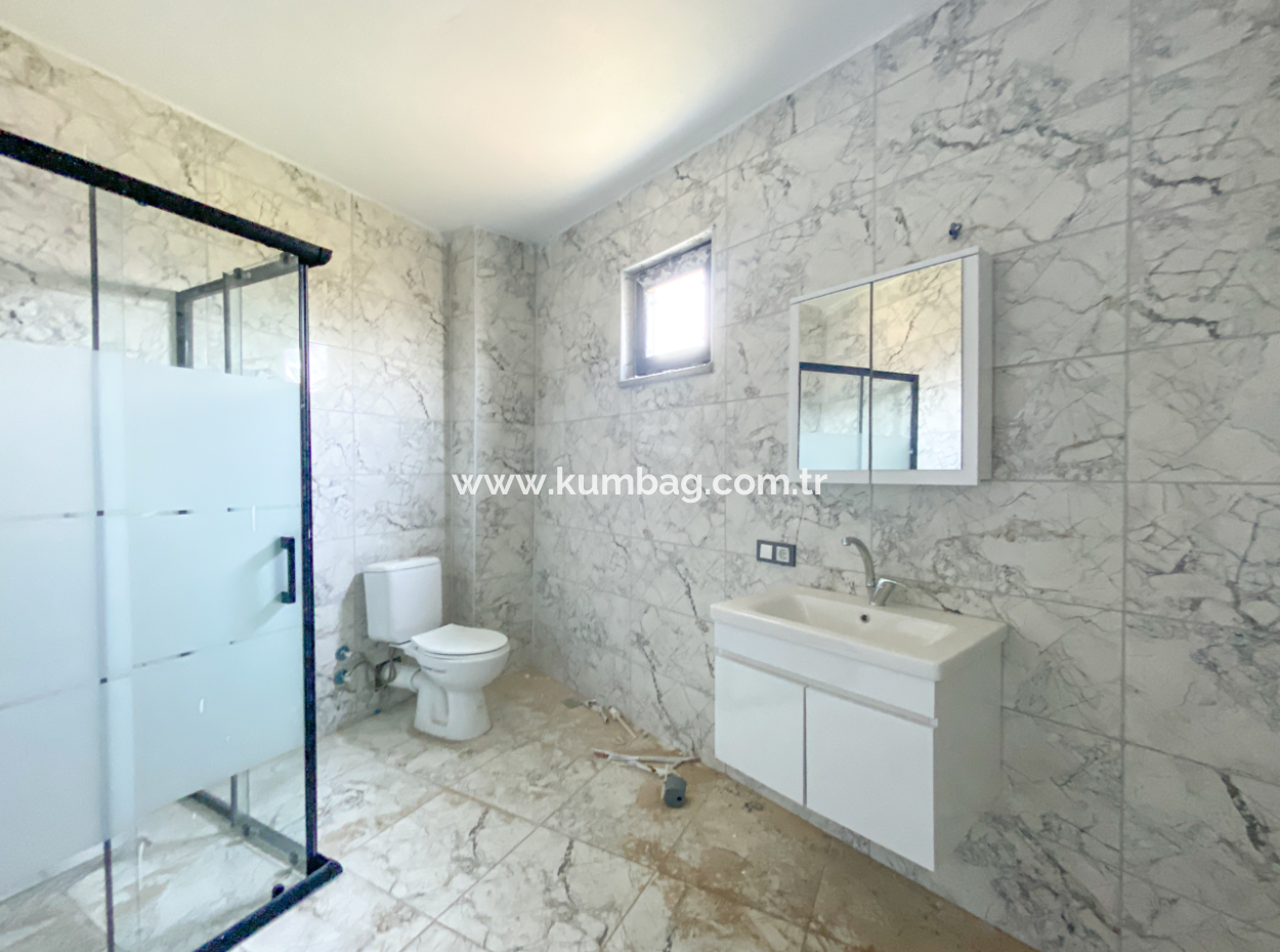 Kumbağ'da Cadde Üzerinde Geniş Oturuma Hazır Satılık Sıfır 2+1